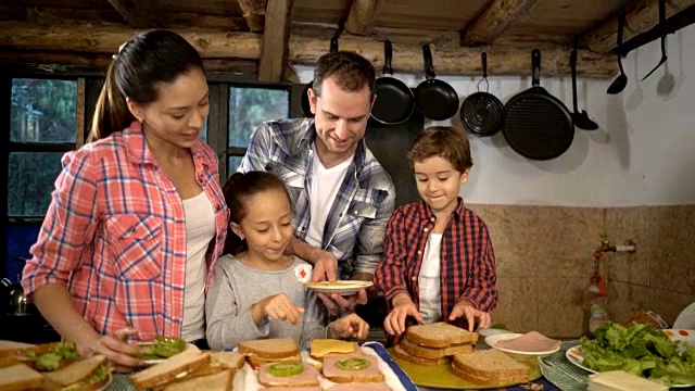 快乐的家庭为晚餐做三明治视频下载