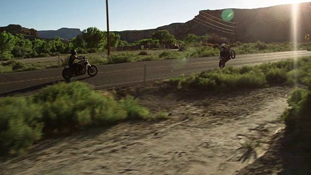 男人和女人在沙漠公路上骑摩托车，鸟瞰图视频素材