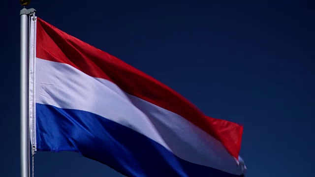 4K:蓝天户外旗杆上挂荷兰国旗(荷兰)视频下载