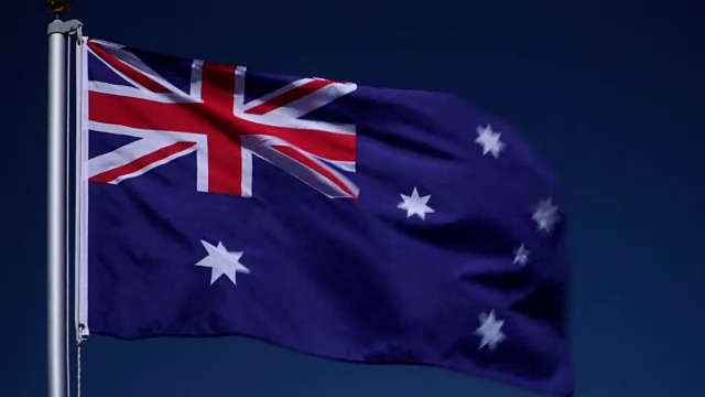4K:蓝天户外旗杆上的澳大利亚国旗(澳大利亚)视频下载