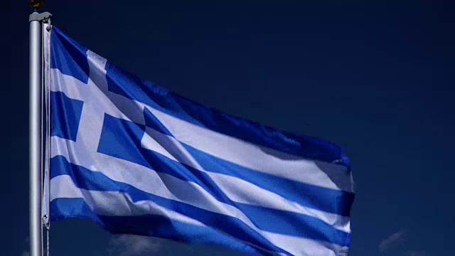 4K:蓝天户外旗杆上的希腊国旗(希腊)视频下载