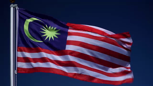 4K:蓝天户外旗杆上的马来西亚国旗(马来西亚)视频下载