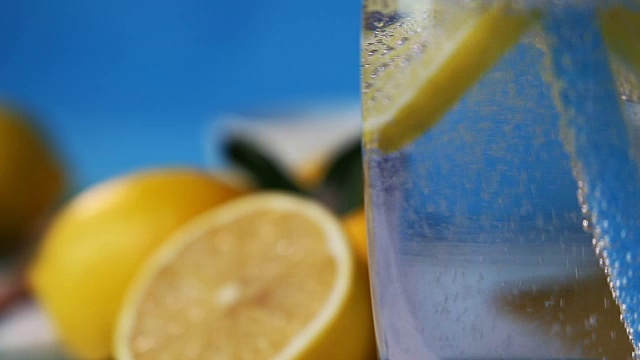 苏打水与柠檬片-股票视频视频素材