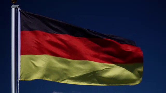 4K:蓝天户外旗杆上挂德国国旗(德国)视频下载