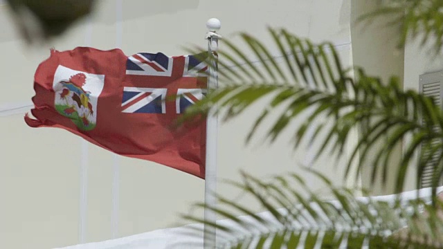 慢镜头中，百慕大群岛的国旗在汉密尔顿港迎风飘扬视频下载