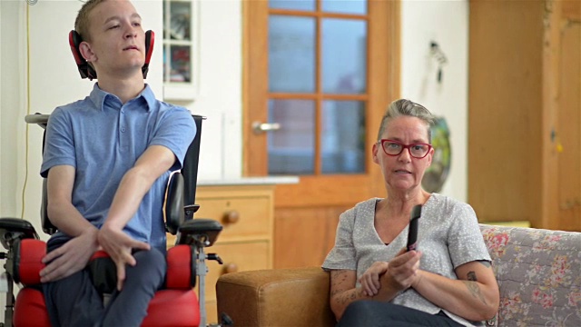 残疾的儿子和他的母亲视频下载