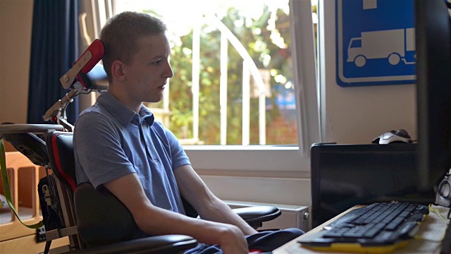 年轻的残疾人在家工作视频下载