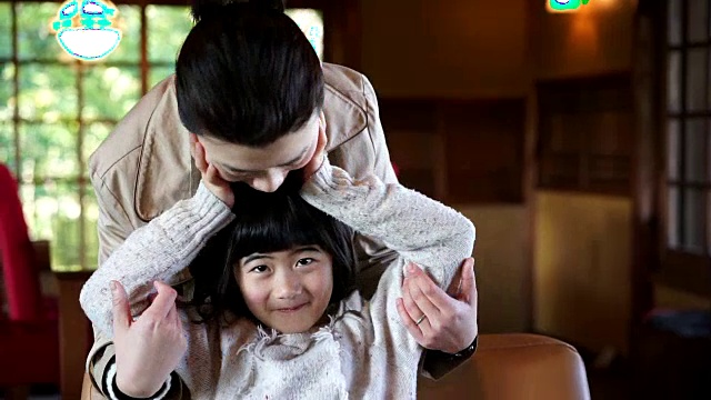 日本母亲和女儿一起玩视频下载