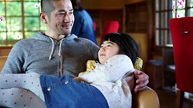 日本父亲和女儿一起玩视频下载