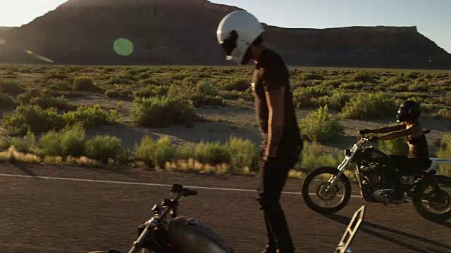 男人在摩托车上做危险的特技动作，慢动作视频素材
