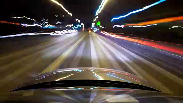 在夜晚开车穿过纽约市-时光流逝视频素材