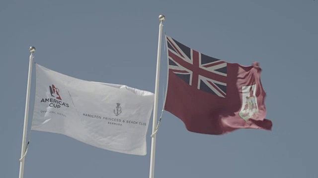 百慕大国旗和美洲杯旗在汉密尔顿港迎风飘扬视频下载