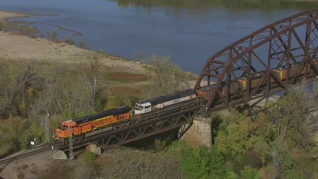 美国北达科他州俾斯麦北太平洋铁路桥上的WS TS ZO航空POV货运列车视频下载