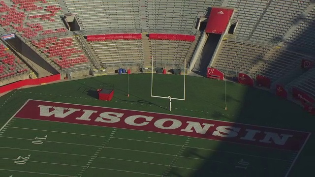 美国威斯康辛州麦迪逊的兰德尔体育场的美式足球场的WS空中视角视频下载