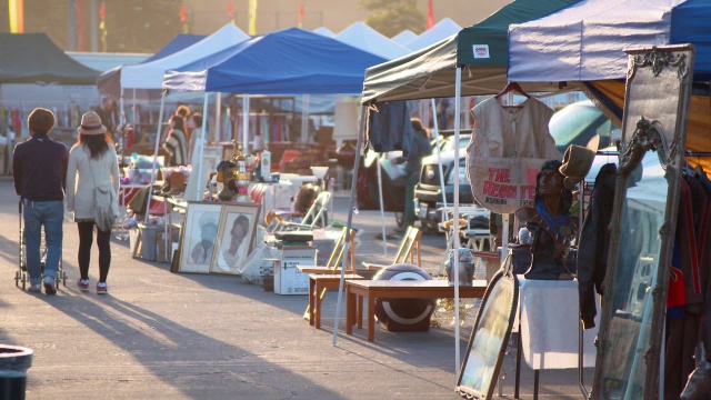 行走在户外市场的人们，户外市场的摊位/洛杉矶，加利福尼亚，美国视频下载