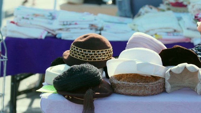 CU各种帽子安排在户外市场出售/洛杉矶，加利福尼亚州，美国视频下载