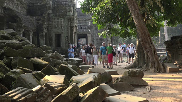 游客们在塔普罗姆神庙废墟上拍照视频下载