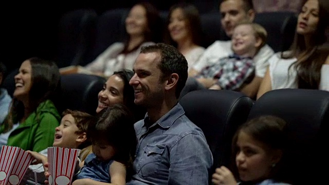 一群人在电影院看一部有趣的电影视频下载