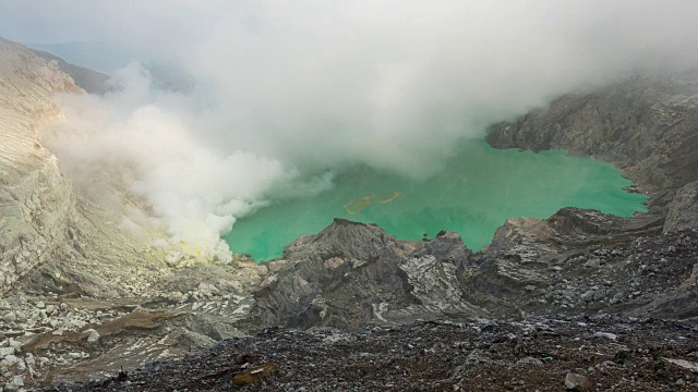 印尼卡瓦伊真火山一直在喷发气体视频素材