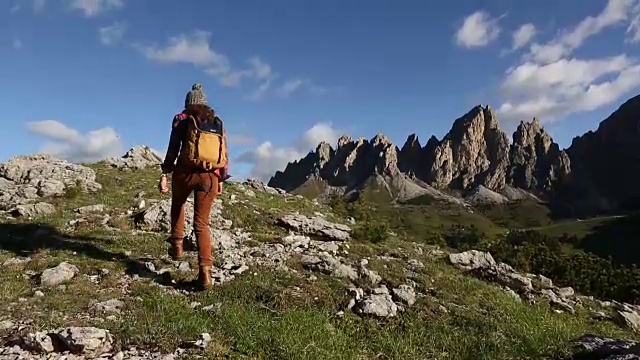 一位在意大利白云石山脉徒步旅行的年轻女子。视频素材