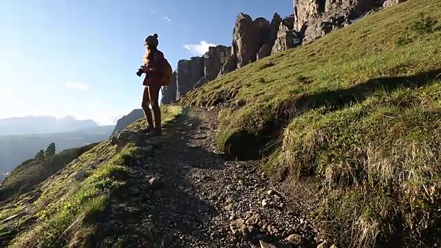 一位在意大利白云石山脉徒步旅行的年轻女子。视频素材