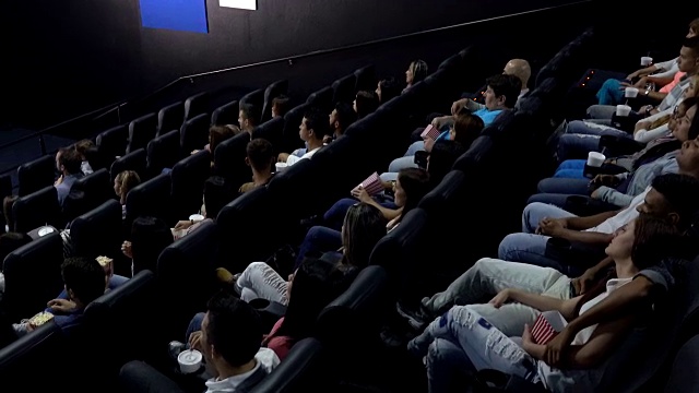 人们坐在电影院看电影视频下载