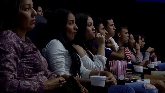 一群人在电影院看电影视频素材