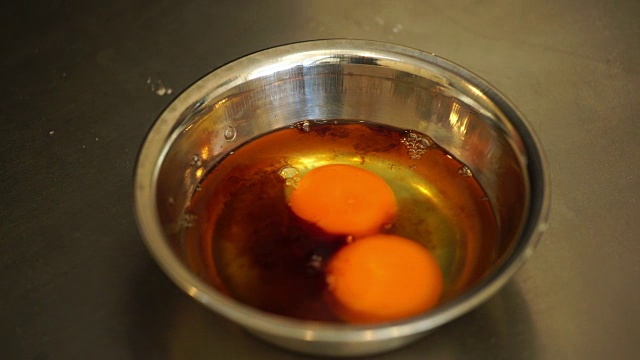 鸡蛋混合物中加入调味品。视频素材