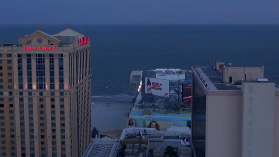 特朗普广场(Trump Plaza)和其他酒店和赌场位于大西洋城(Atlantic City)的海滩边。视频下载