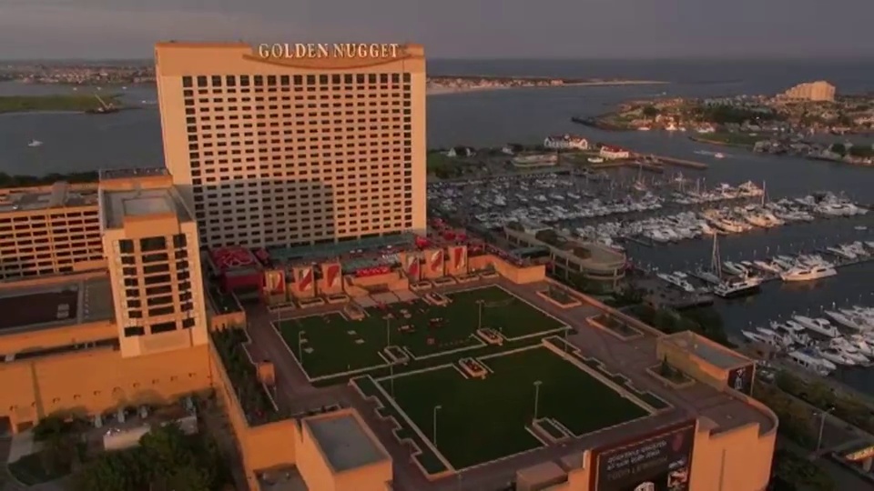 金块赌场和度假村耸立在大西洋城的码头区。视频下载