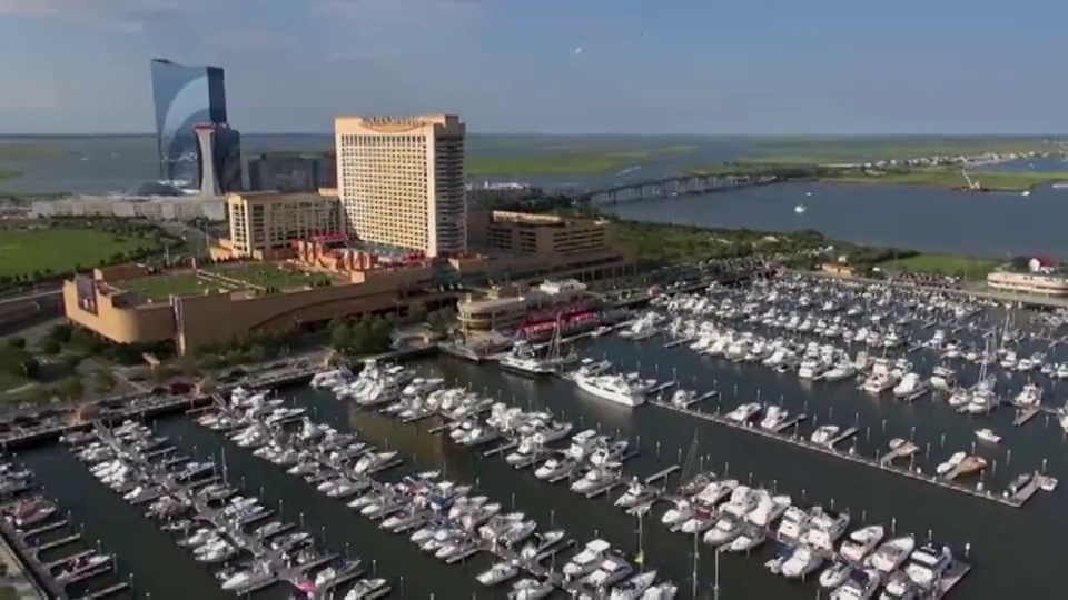 游艇挤满了大西洋城赌场边上的码头。视频下载