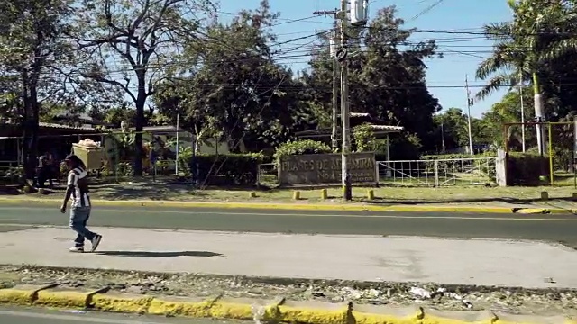 在拉丁美洲国家，一个男人从车上拿着一个箱子视频下载