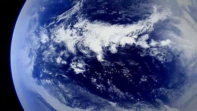 计算机图像的缩放地球在太空显示搅动的海洋和云视频素材
