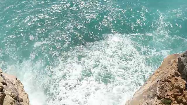 岩石海岸和海浪撞击的景象视频下载
