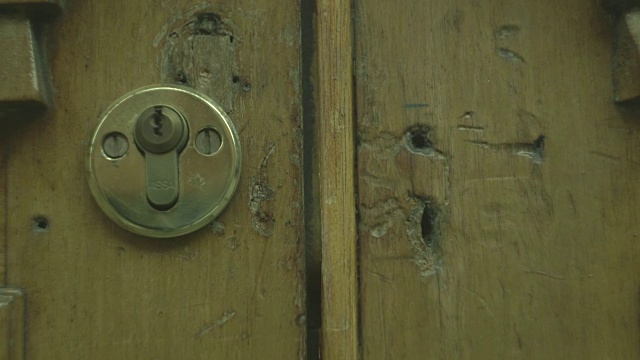 英国，破破烂烂的木门开关门的特写。视频下载