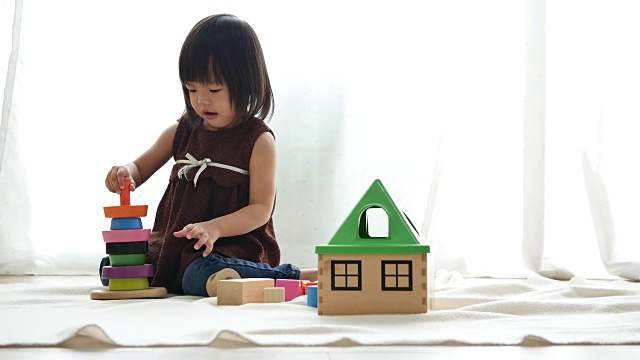 可爱的亚洲孩子玩积木，孩子玩视频素材