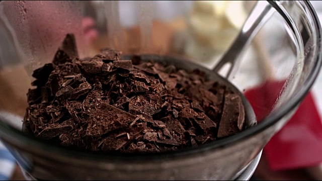 黑巧克力片落入双层锅巧克力蛋糕食谱视频下载