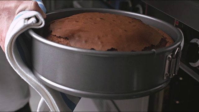 烘焙无面粉黑巧克力蛋糕食谱从烤箱中移除。视频下载