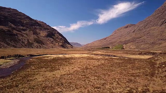 鸟瞰图的托里顿山和山脉北部的格伦托里顿在苏格兰视频下载