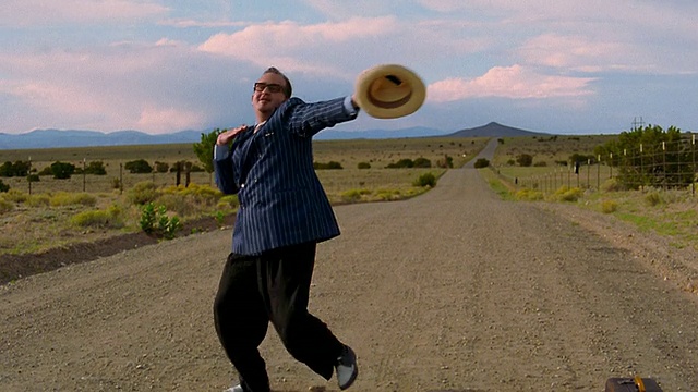 新墨西哥沙漠路上，一名男子放下行李箱，跳起舞来视频下载
