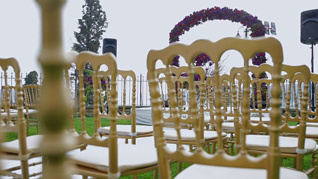 户外婚礼走道上的鲜花装饰视频素材