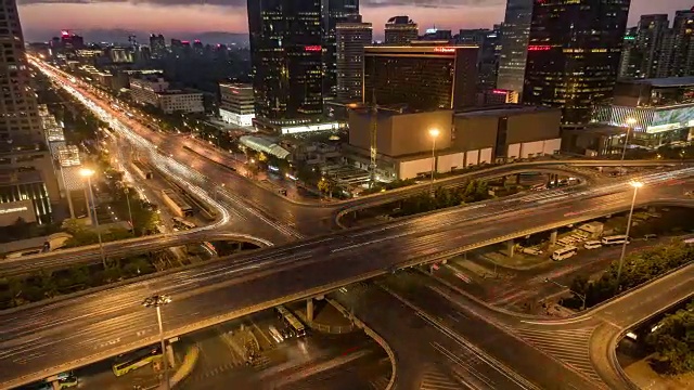 T/L WS HA ZO多重高速公路尖峰时间交通，白天到晚上过渡/北京，中国视频素材
