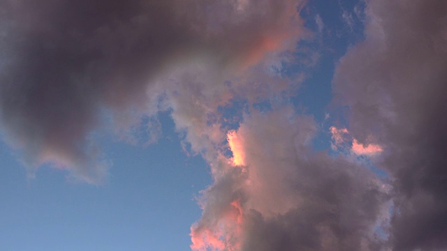 蓝色的天空中有粉红色的云视频下载