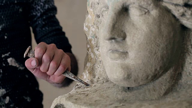 雕刻家正在创作一座纪念碑视频下载