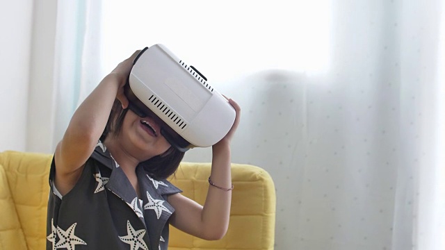 小女孩体验虚拟现实模拟器视频素材