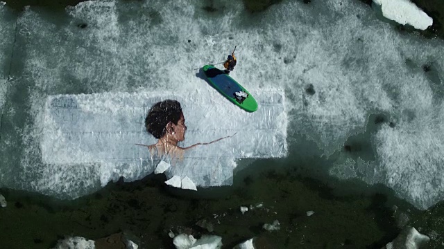 加拿大巴芬岛，一名男子在冰上作画视频素材