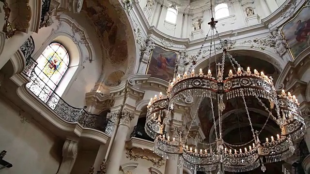 布拉格，城市广场，圣尼古拉斯教堂的内部视图视频下载