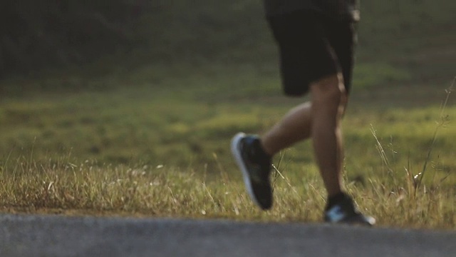 慢动作:男人慢跑视频素材