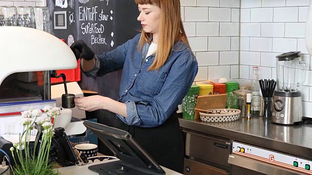 咖啡师为顾客提供汉堡和咖啡视频素材