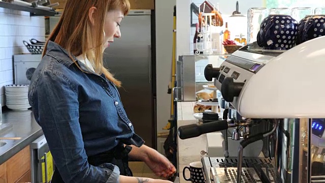 女咖啡师在咖啡馆为顾客提供咖啡视频素材